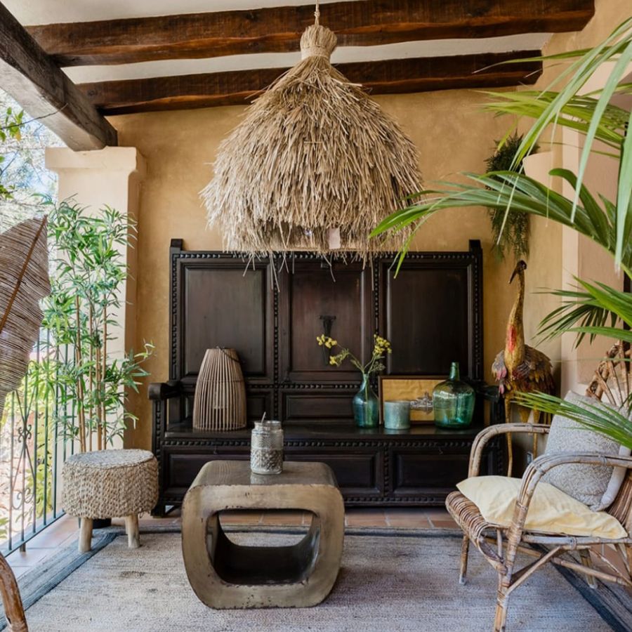 A table decorated with fresh flowers on the terrace of Casa Naya Ibiza, featuring rustic touches and a Mediterranean atmosphere